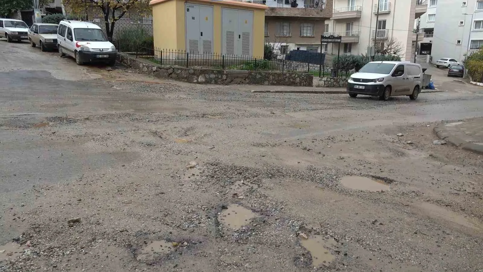 Muğla’nın Milas ilçesinde etkili olan sağanak yağışın ardından bozuk yollarda