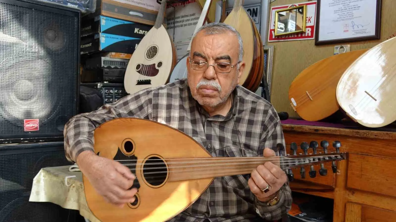 11 yaşında bağlama ile tanışan Gaziantepli Davut Akdoğan, 61 yıldır