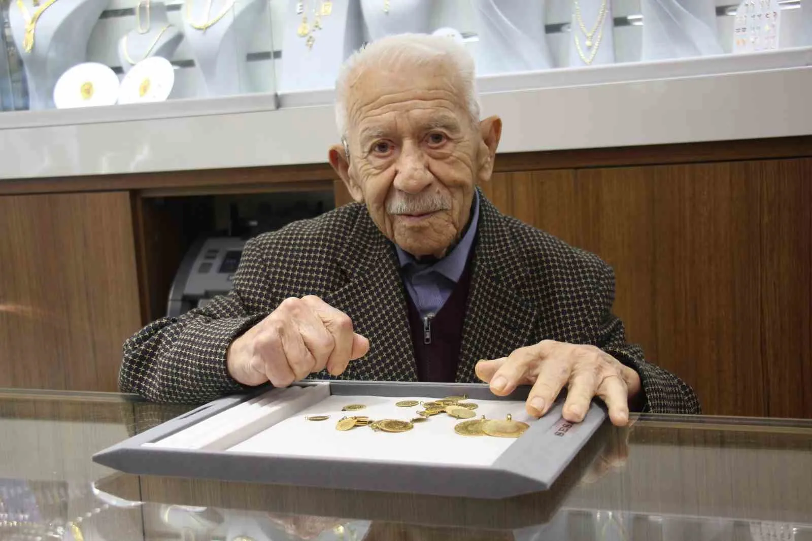Aydın’ın en eski sarraflarından 90 yaşındaki Necdet Bezirgan, terzilikten sarraflığa