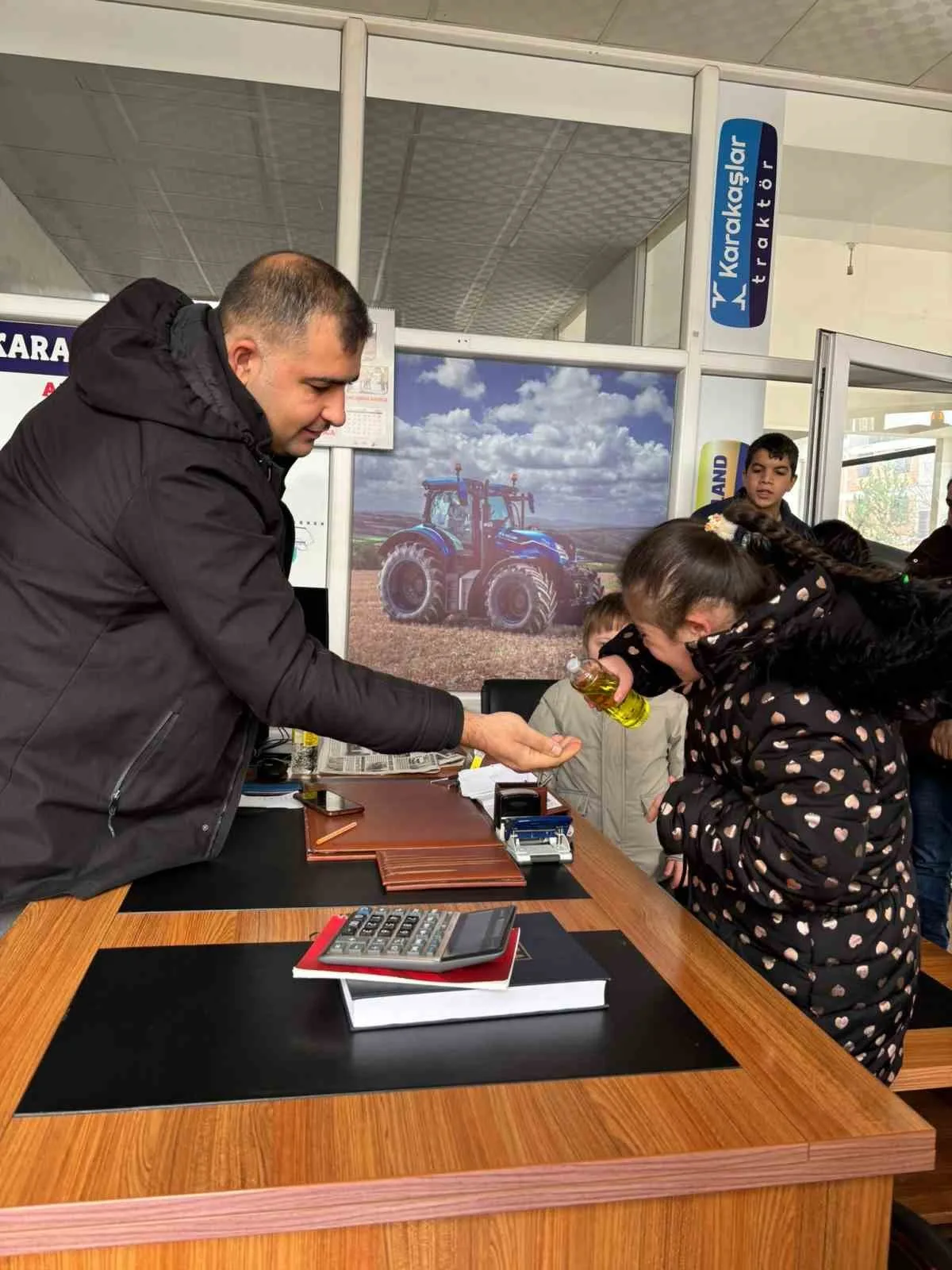 Çorum’un Alaca ilçesinde özel bireyler, Regaip Kandili vesilesiyle ilçe merkezinde