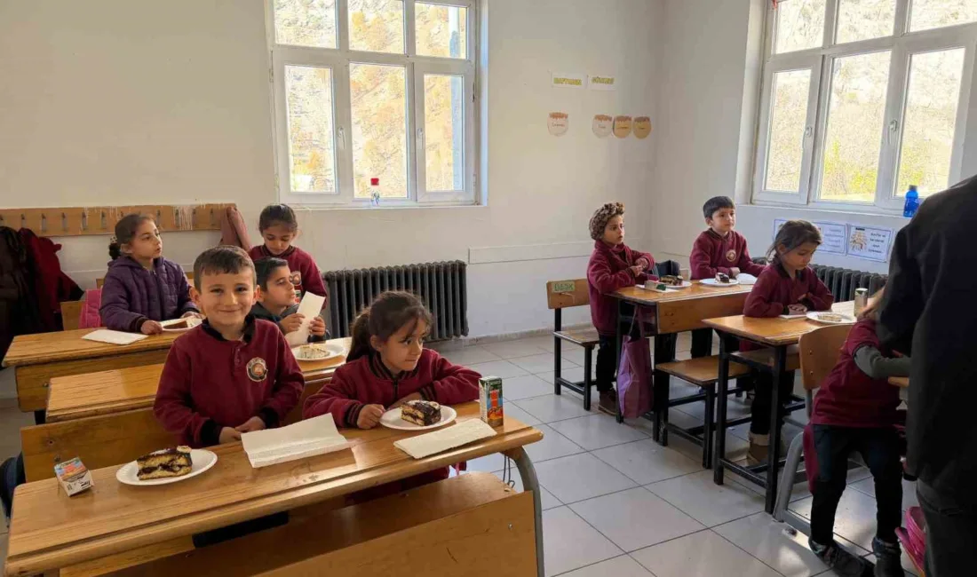 Sınır hattındaki öğrencilerin yüzünü güldüren pasta sürprizi Şırnak’ın Beytüşşebap ve Uludere ilçelerinde eğitim gören öğrenciler, hayırsever polis