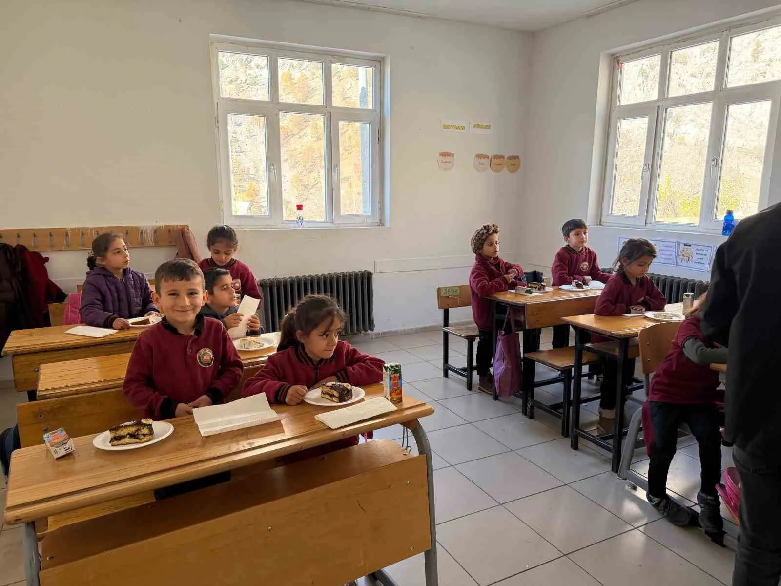 Şırnak’ın Beytüşşebap ve Uludere ilçelerinde eğitim gören öğrenciler, hayırsever polis