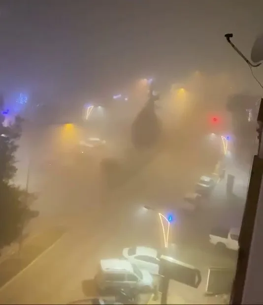 Adıyaman’ın Kahta ilçesinde sabah etkili olan yoğun sis sürücülere zor