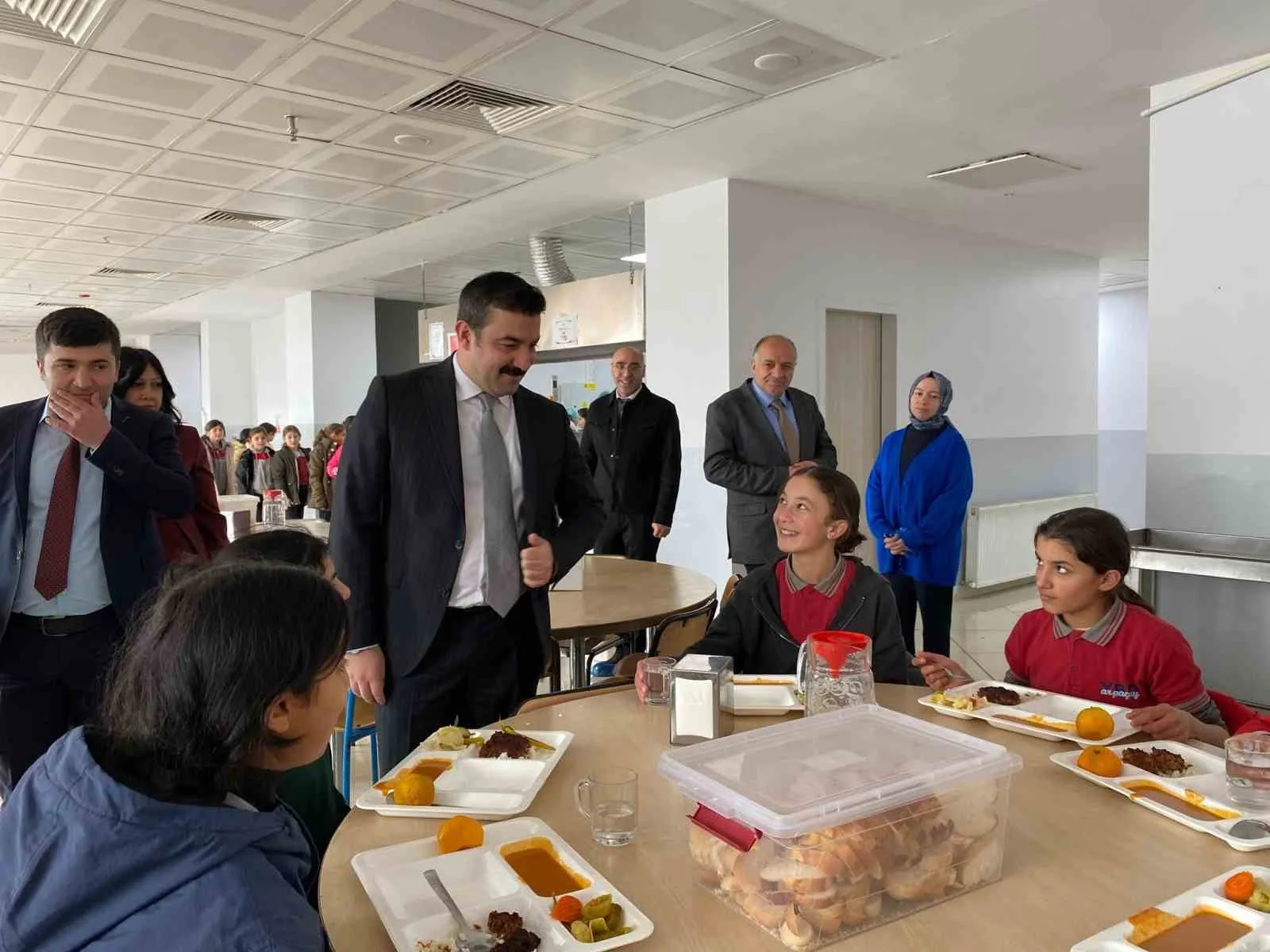 Arpaçay Kaymakamı Muhammed Burak Akköz, yatılı bölge ortaokulunu ziyaret ederek