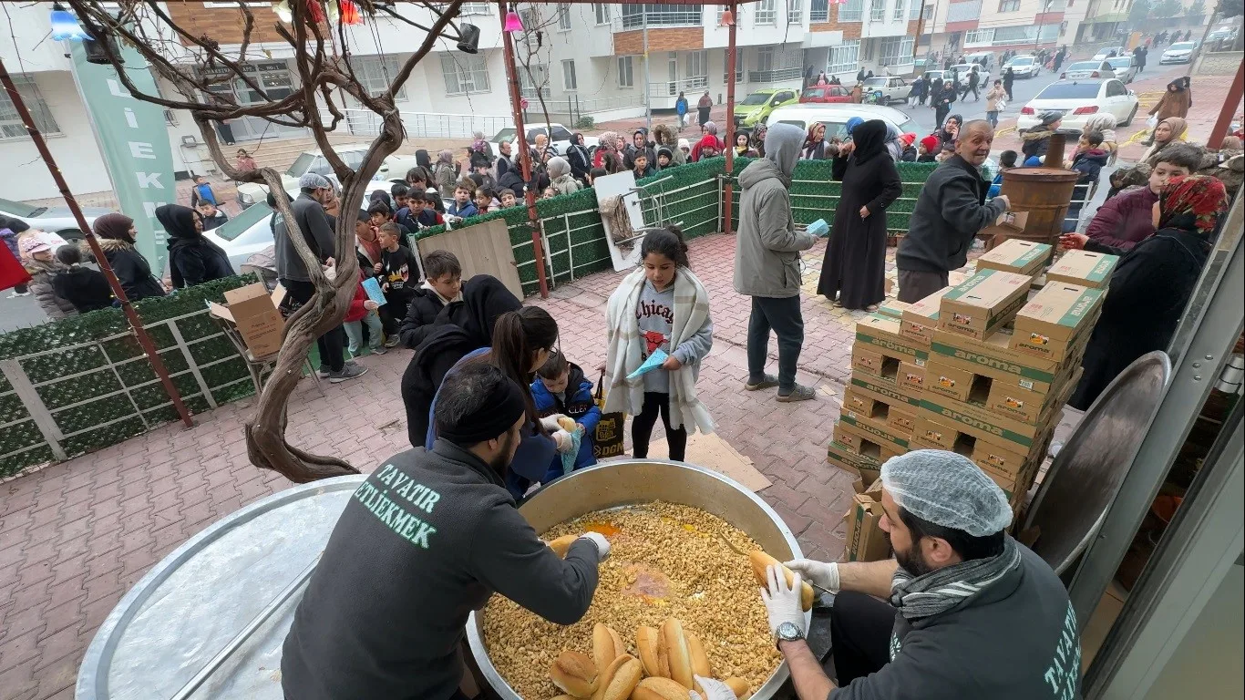 Konya’da üç ayların başlangıcında kutlanan Şivlilik geleneğinde bir esnaf, kapısına