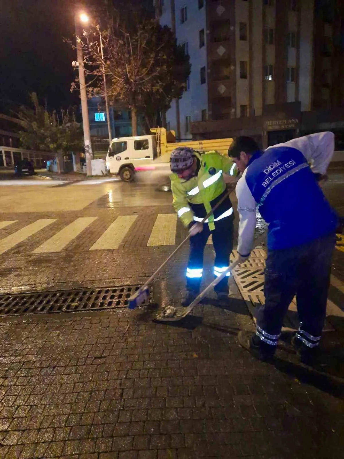 Aydın’ın Didim ilçesinde gece etkili olan sağanak yağış sonrası su