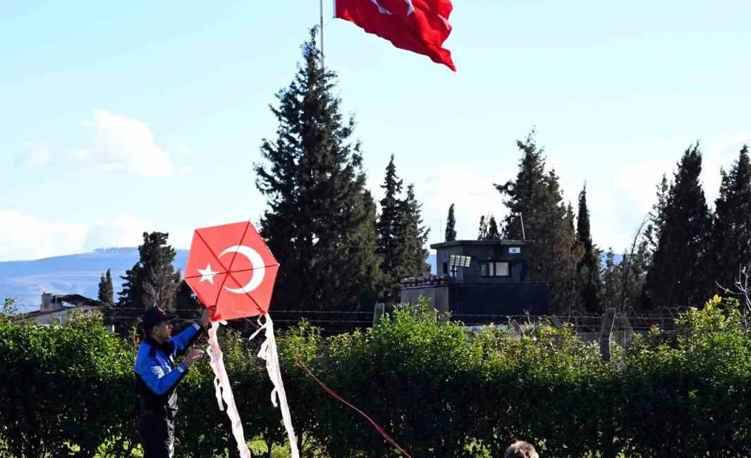 Çanakkale’de Toplum Destekli Polislik ekipleri tarafından düzenlenen uçurtma şenliğinde çocuklar