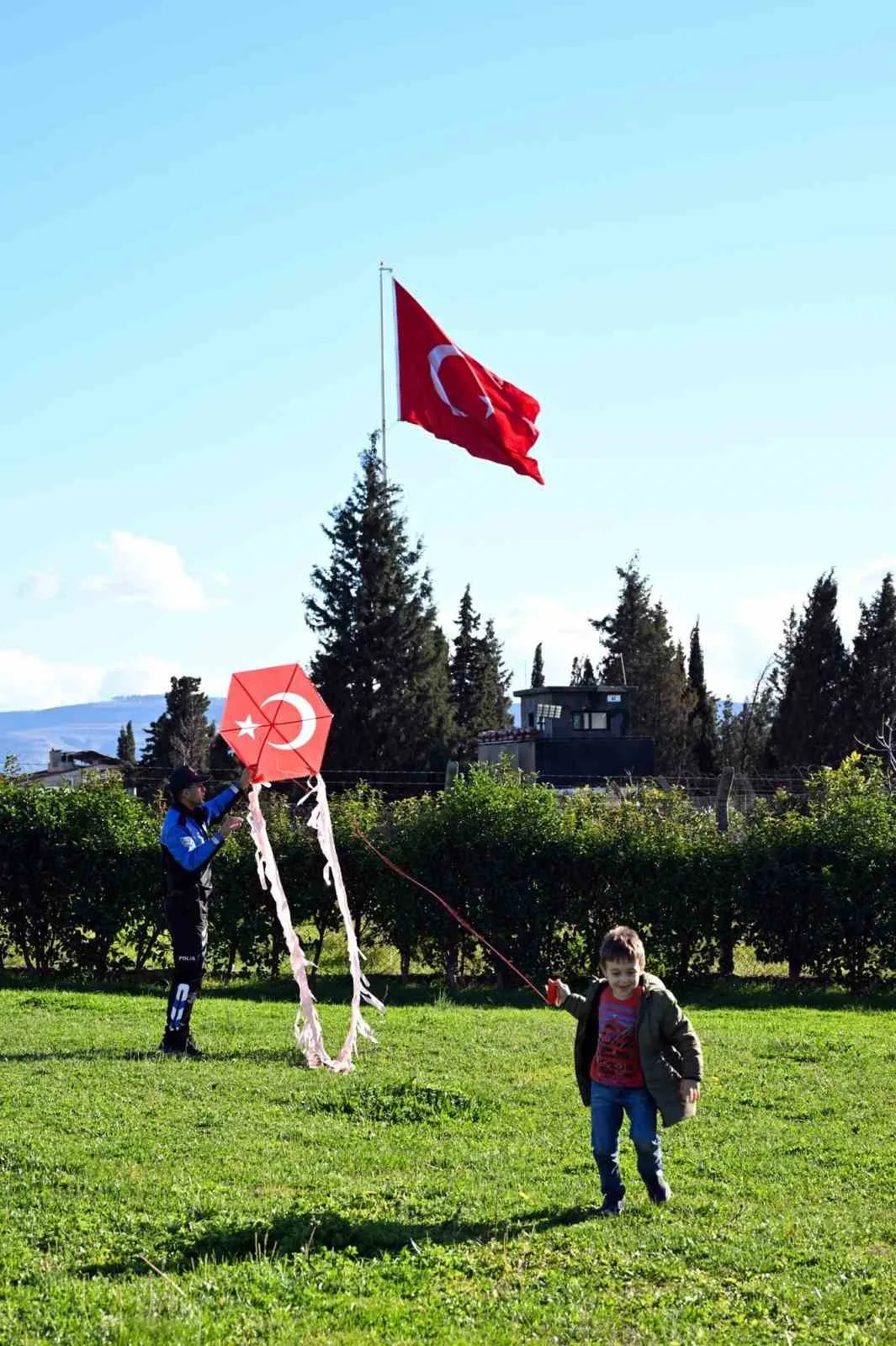 Çanakkale’de Toplum Destekli Polislik ekipleri tarafından düzenlenen uçurtma şenliğinde çocuklar