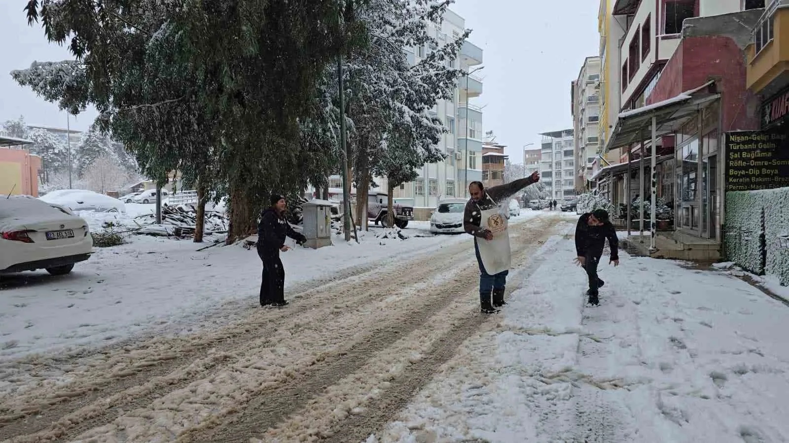 Gaziantep’in İslahiye ilçesinde gece saatlerinde başlayan yoğun kar yağışı etkisini