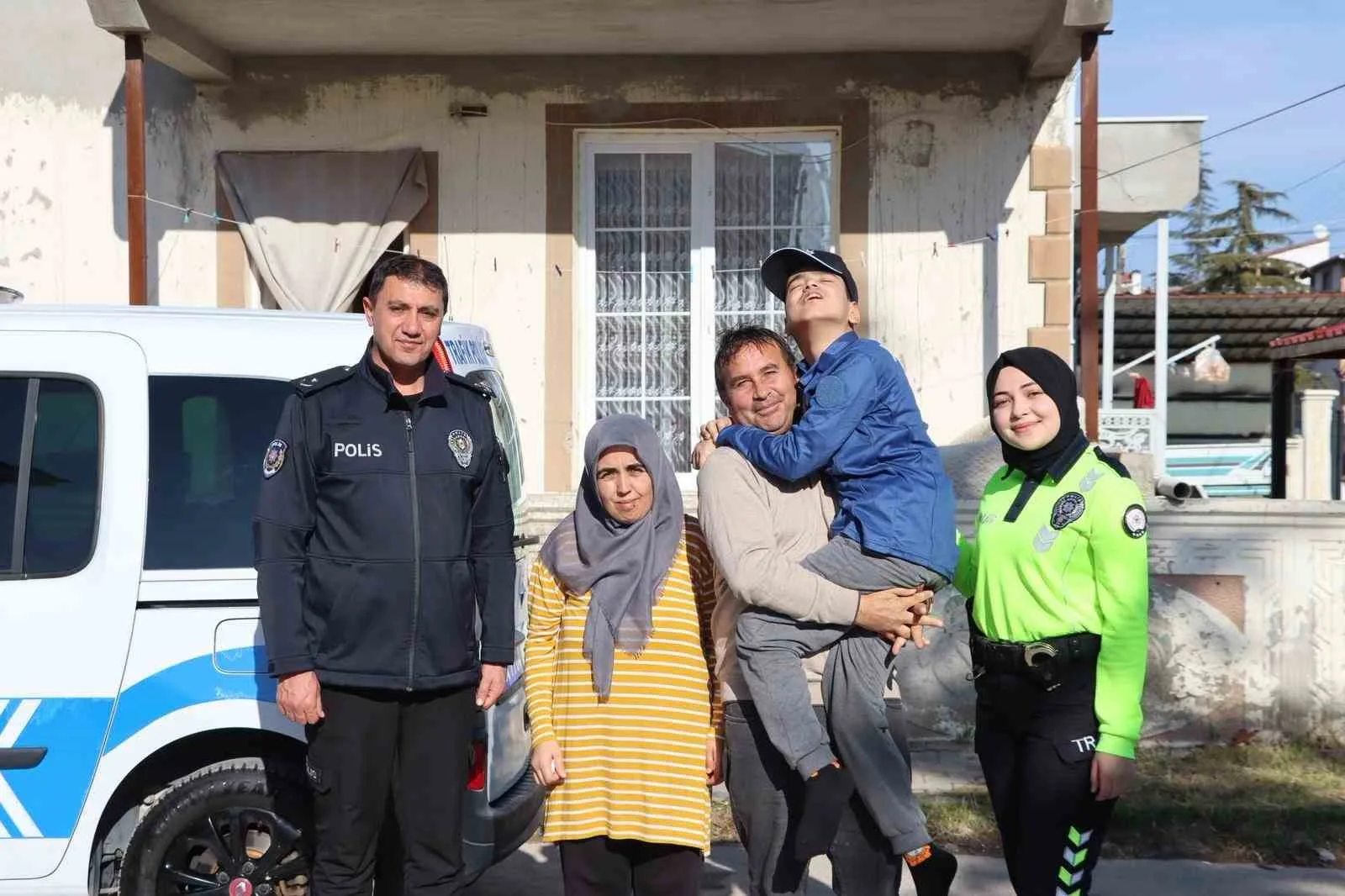 Serebral Palsi hastası 14 yaşındaki Ercan Atmaca, Bolvadin polisi sayesinde