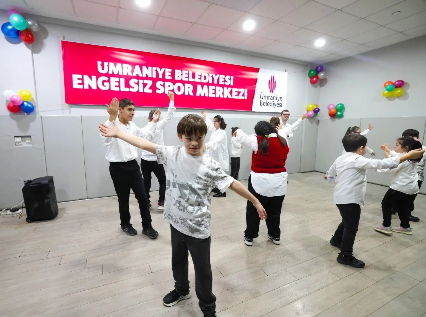 Merkezde ritim dans gösterilerinden atölyelere, palyaçodan halk oyunlarına uzanan dolu