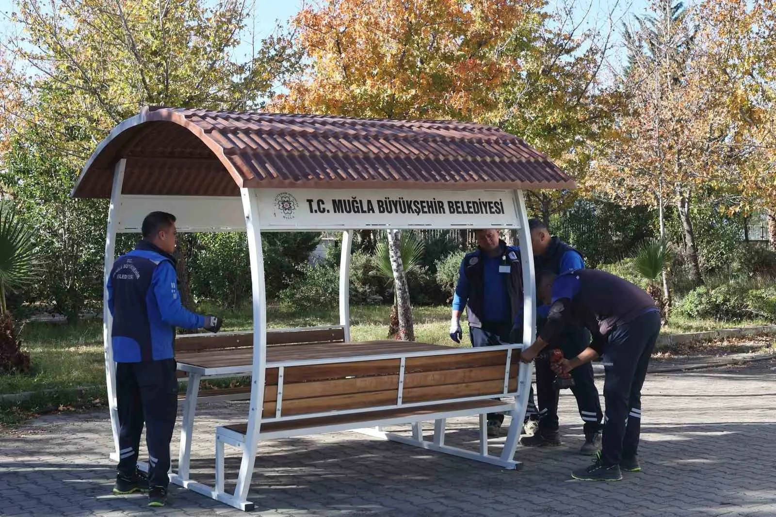 Muğla Büyükşehir Belediyesi, Köyceğiz’de parklar ve okullar için bank, piknik