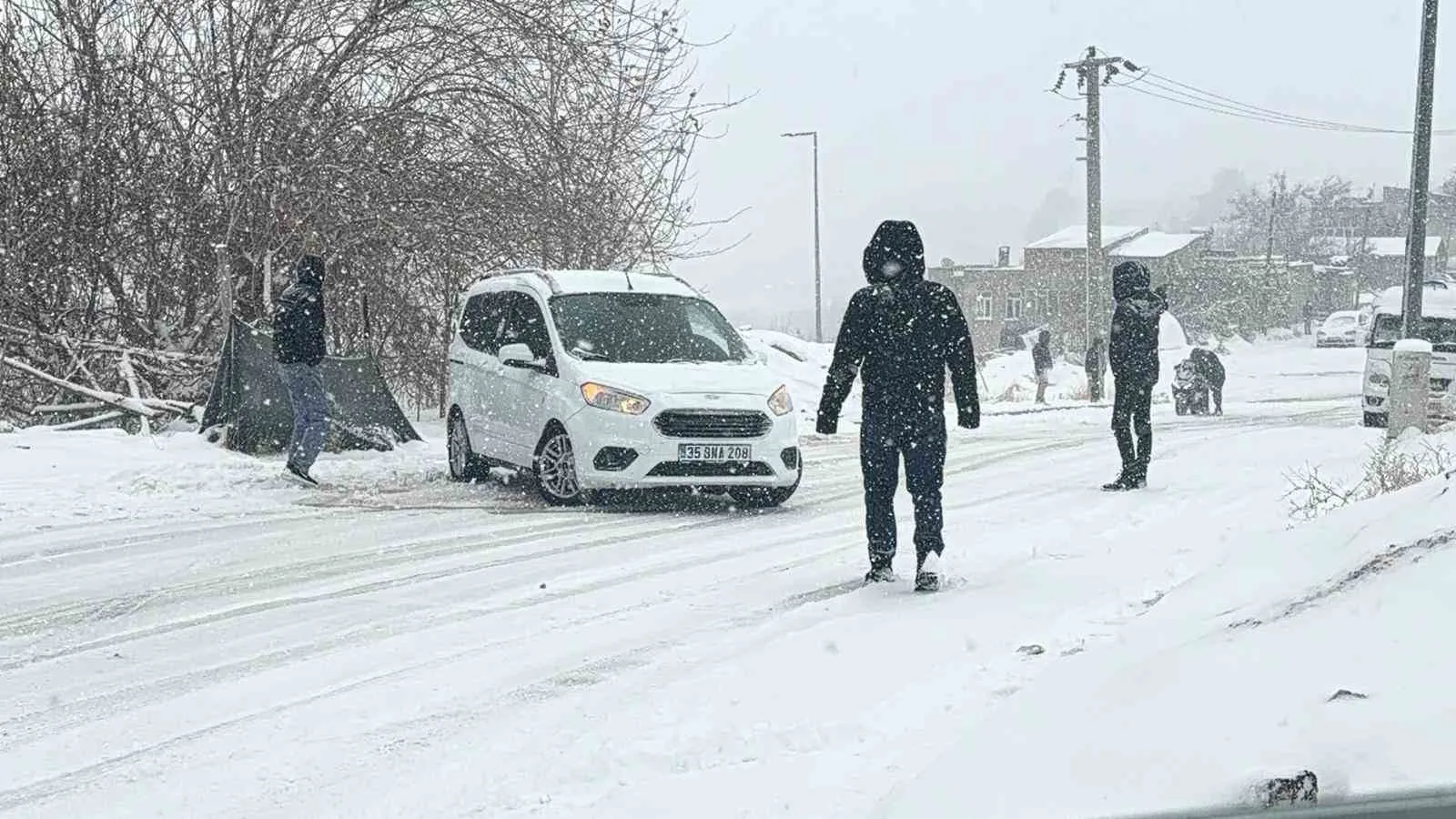 Adıyaman’da mevsimin ilk karının etkili olmasıyla İstanbul ve Ankara’dan karşılıklı