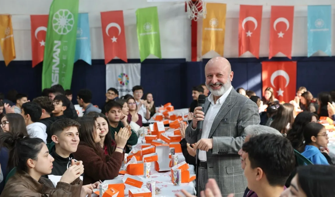 Başkan Çolakbayrakdar öğrencilerle buluştu Kocasinan Belediye Başkanı Ahmet Çolakbayrakdar, 75. Yıl Cumhuriyet Anadolu Lisesi’ni