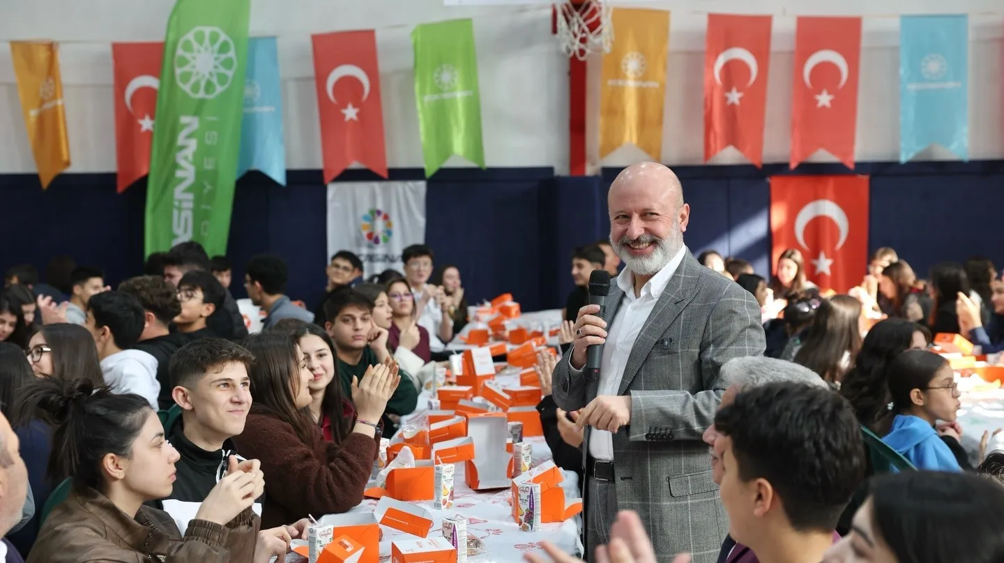 Kocasinan Belediye Başkanı Ahmet Çolakbayrakdar, 75. Yıl Cumhuriyet Anadolu Lisesi’ni