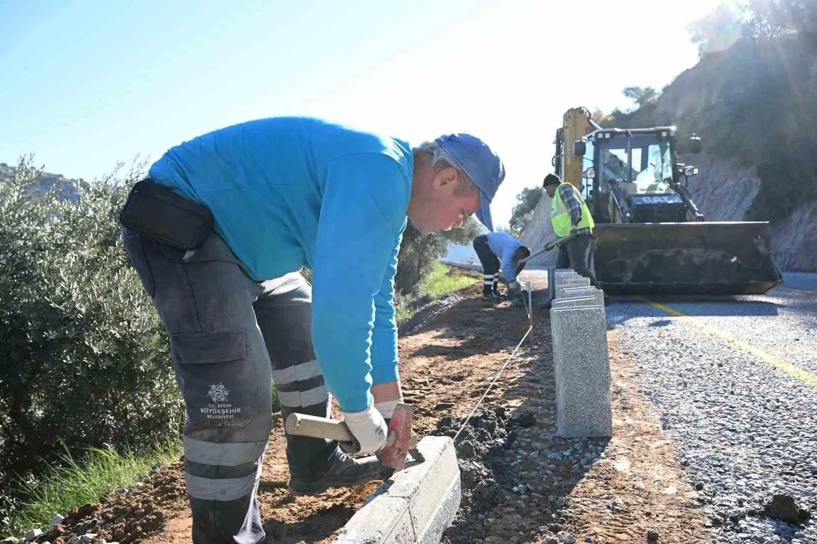 Aydın Büyükşehir Belediyesi Fen İşleri ekipleri, merkezden kırsala kadar tüm