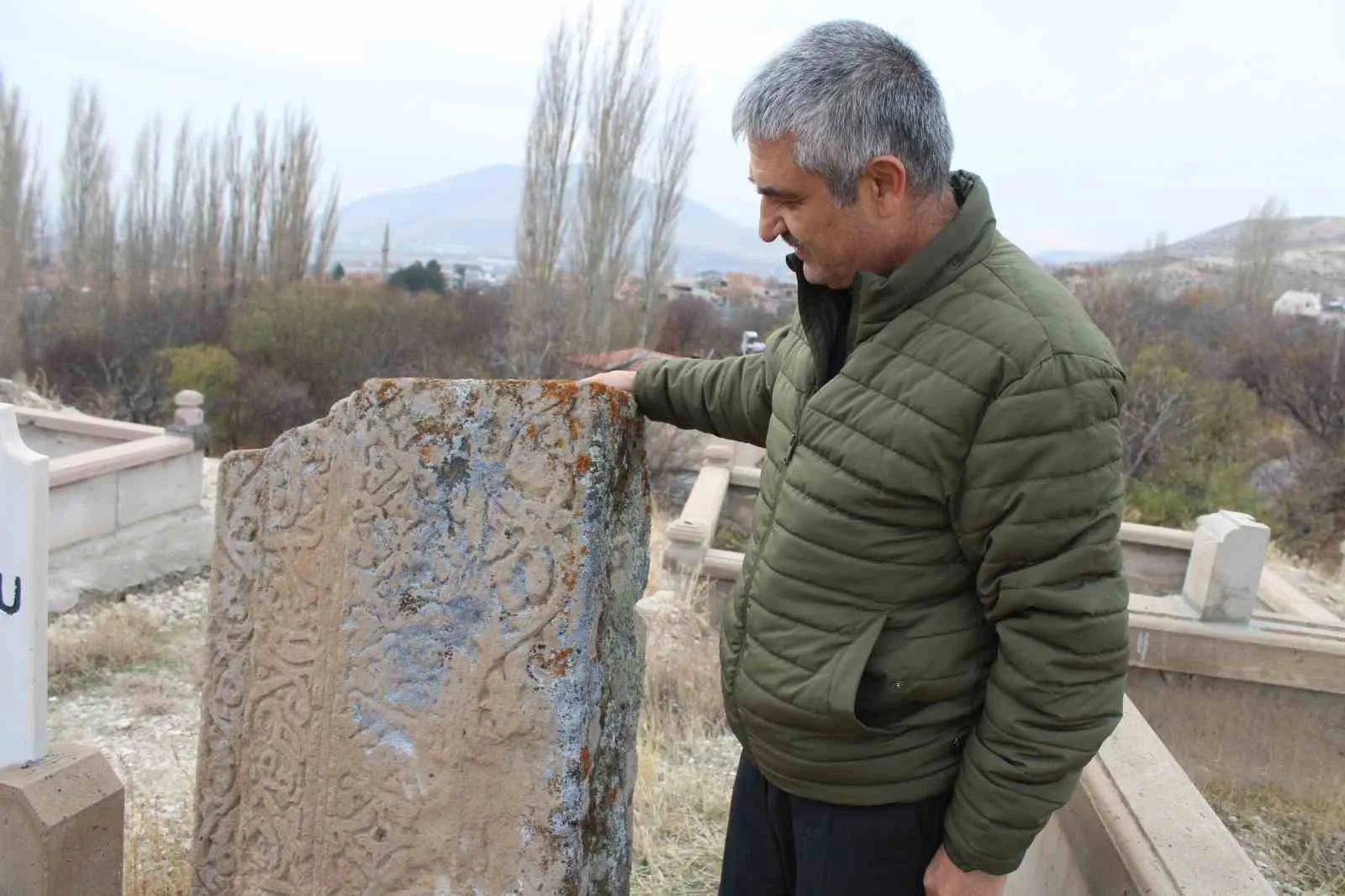 Kayseri’de bir mezarlıkta bulunan sembollü mezar taşları, ÇEKÜL Temsilcisi Prof.