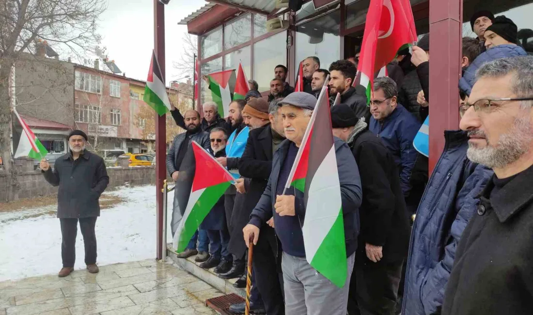 Ardahan’da sivil toplum kuruluşlarının da katıldığı bir grup, cuma namazı