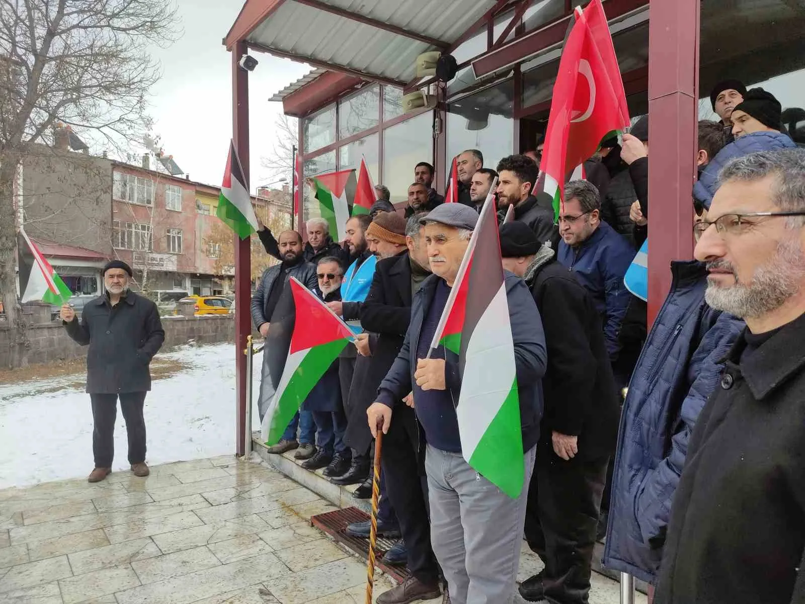 Ardahan’da sivil toplum kuruluşlarının da katıldığı bir grup, cuma namazı