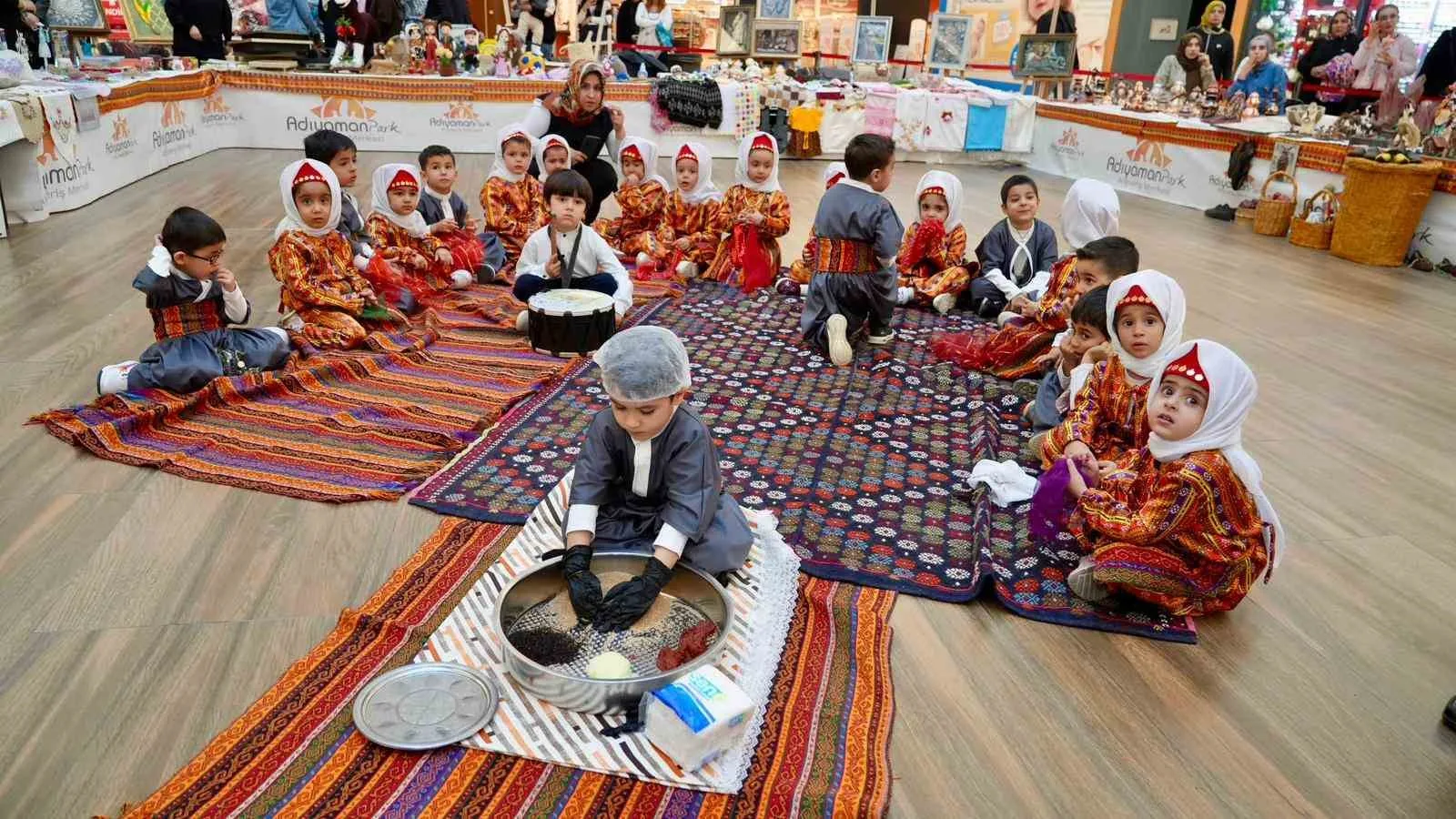 Adıyaman Belediyesi Kadın ve Gençlik Merkezi kursiyerlerinin yıl boyunca hazırladığı