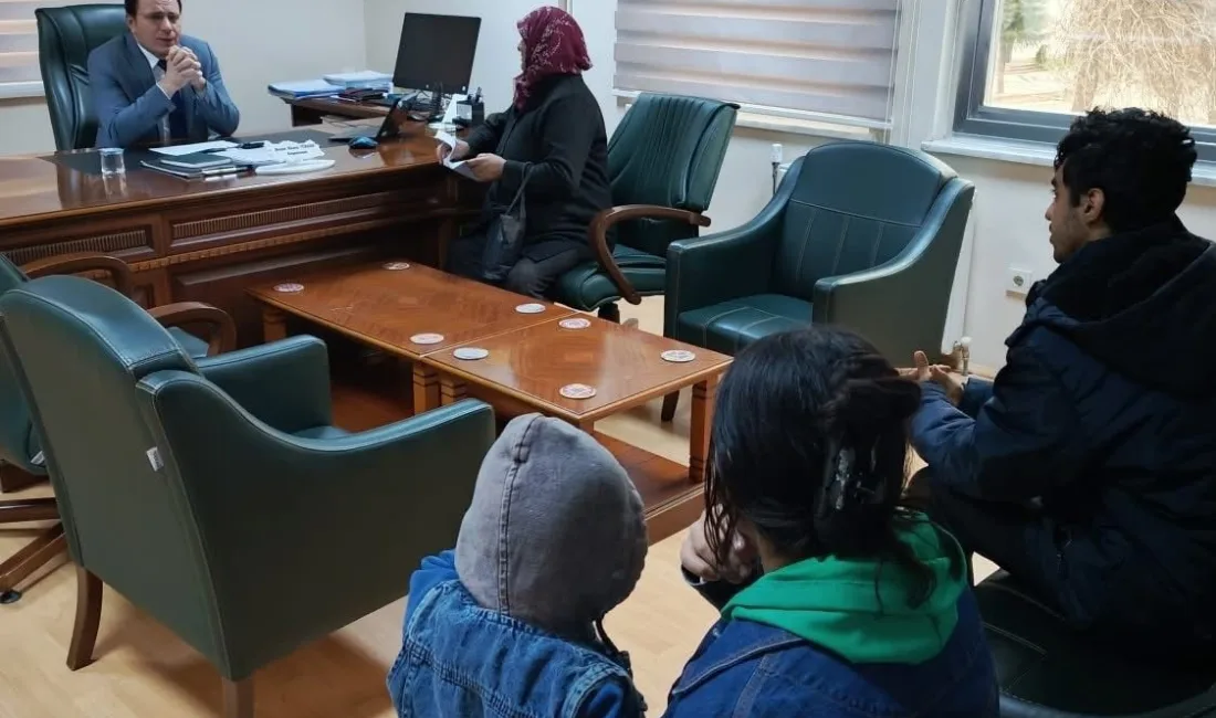 Afyonkarahisar’ın Bolvadin ilçesinde düzenlenen halk günü toplantısında vatandaşların dilek, şikâyet