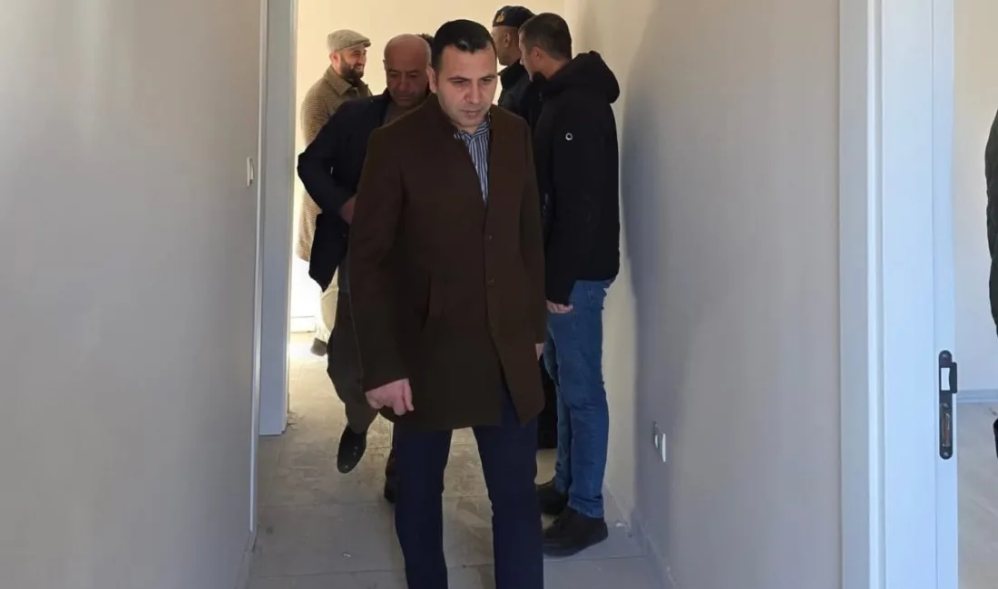 Adıyaman’ın Gölbaşı ilçesinde yapımı sona yaklaşan köy evlerini inceleyen Kaymakam