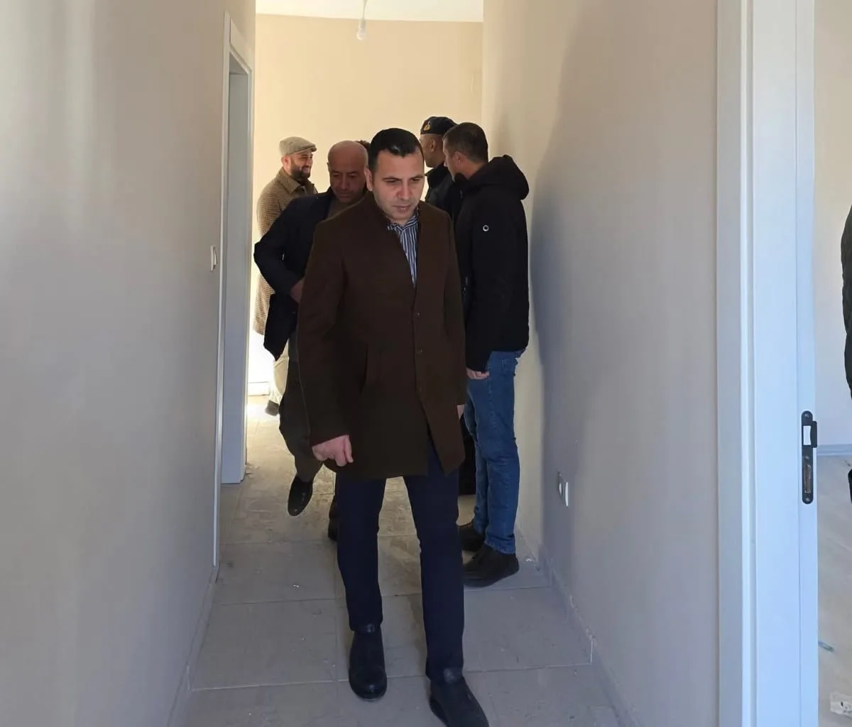 Adıyaman’ın Gölbaşı ilçesinde yapımı sona yaklaşan köy evlerini inceleyen Kaymakam
