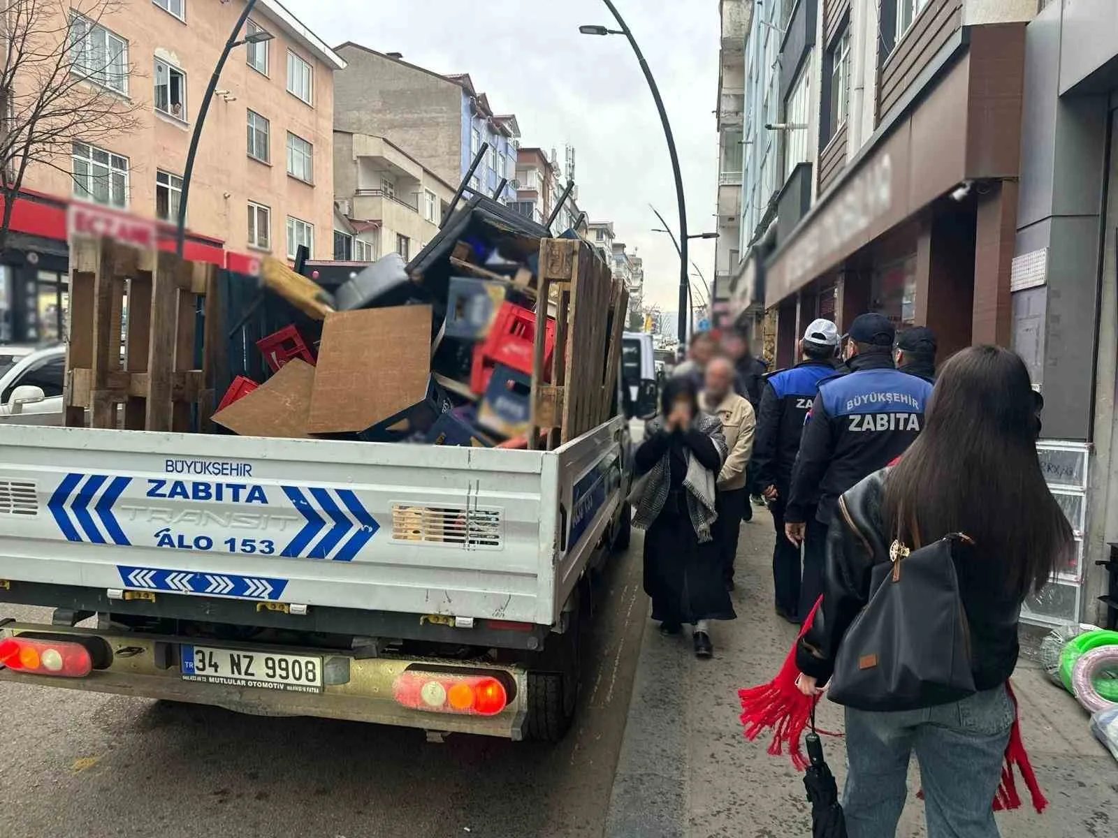 Ordu Büyükşehir Belediyesi zabıta ekipleri, vatandaşlardan gelen şikayetler üzerine kaldırımları