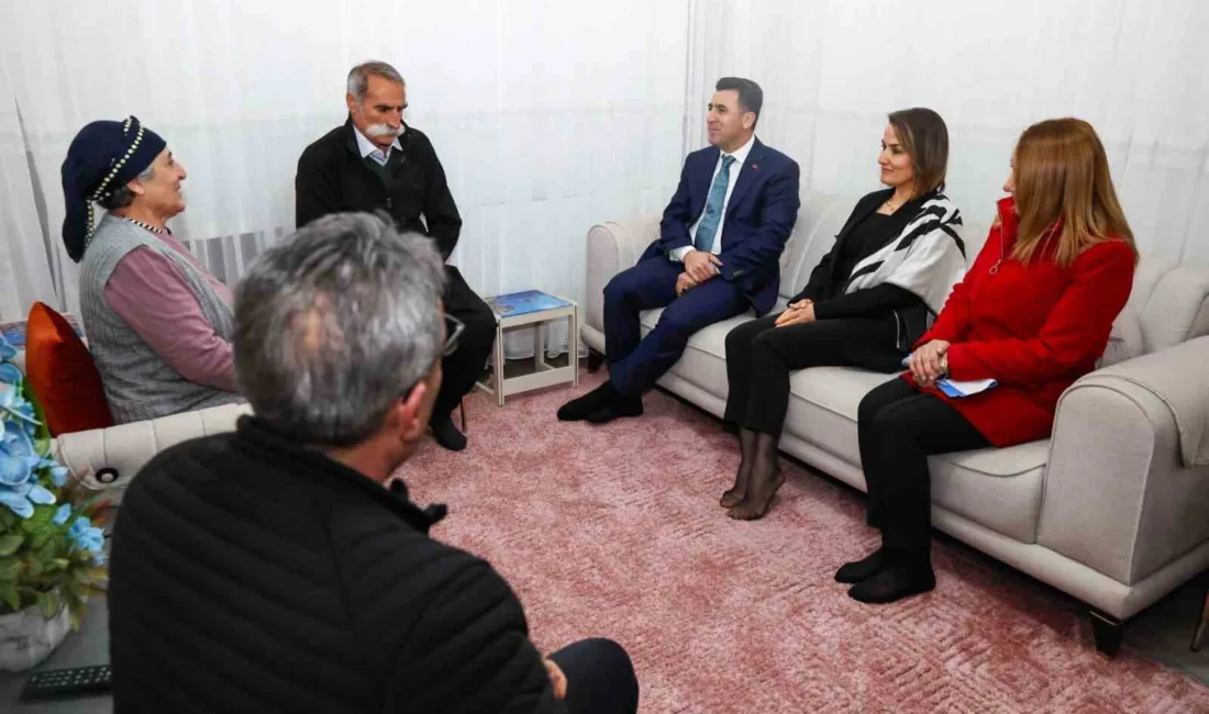 Vali Aygöl’den üç kuşağın yaşadığı aileye anlamlı ziyaret Tunceli Valisi Şefik Aygöl, üç kuşağın aynı çatı altında yaşadığı