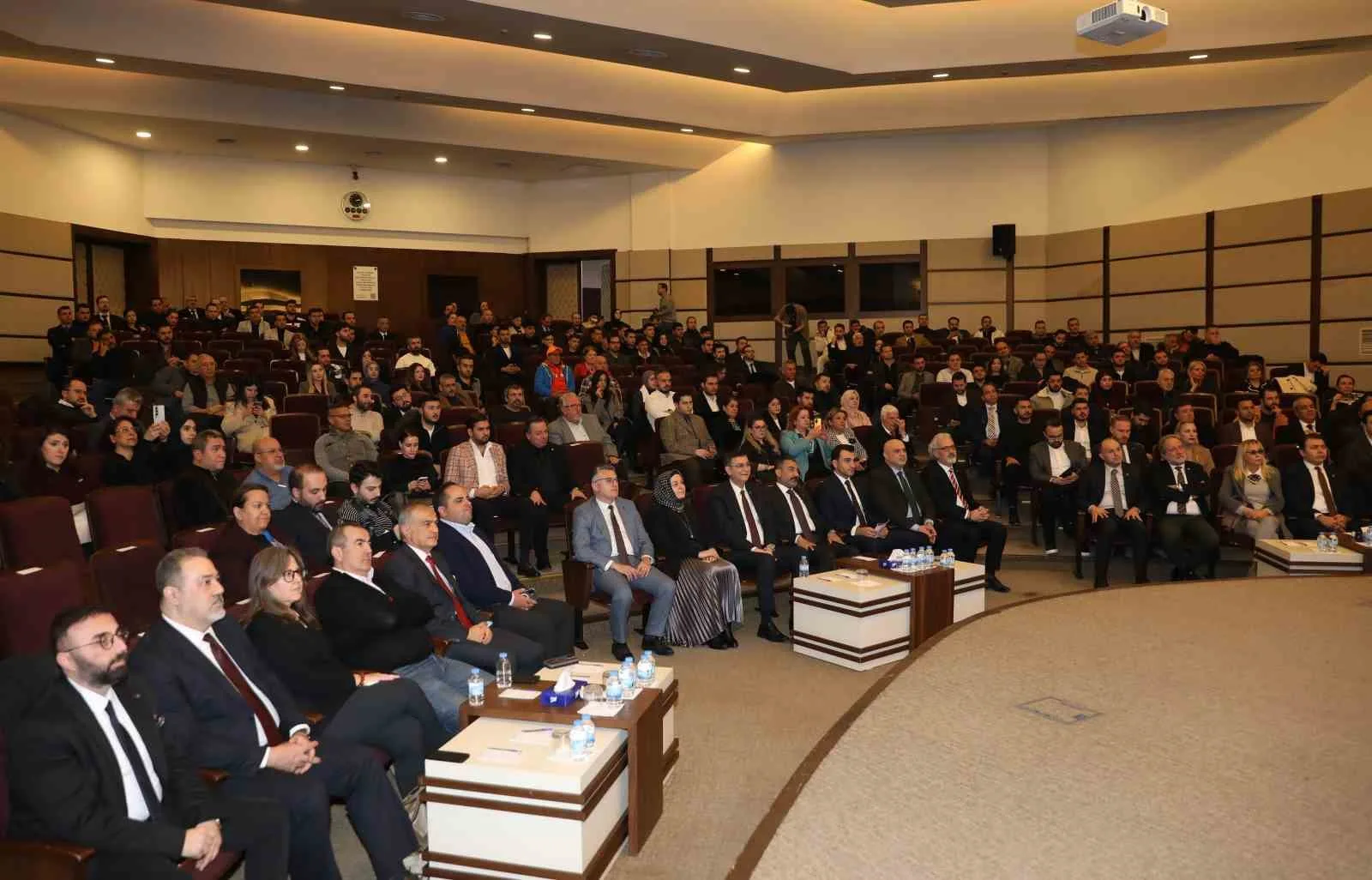 Gaziantep’te düzenlenen 3. Melek Yatırımcılık Zirvesi, Türkiye’nin önde gelen yatırımcılarını