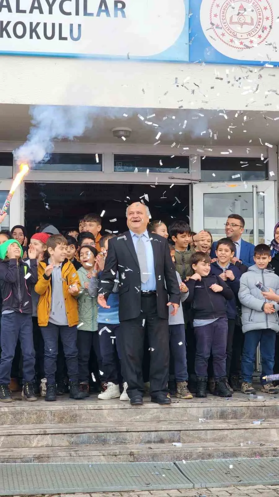 Karabük’ün Yenice ilçesinde emekliye ayrılan okul müdürü Muzaffer Ramazan Çaylı,