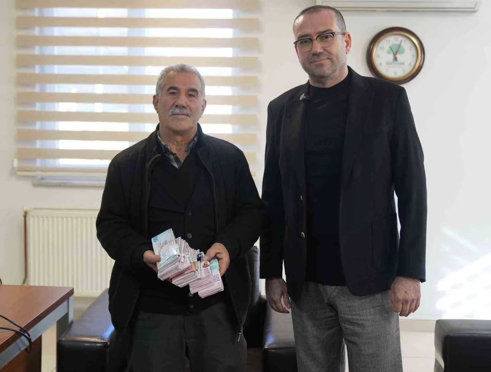 Gaziantep’in Şehitkamil ilçesinde bir esnafın yanlışlıkla çöpe attığı 110 bin