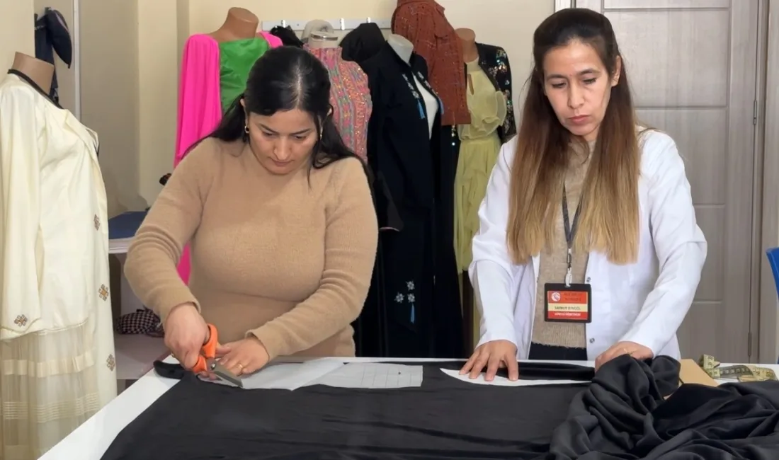 Yüksekova’da Aile Destek Merkezi bünyesinde açılan kurslara katılan kadınlar hem