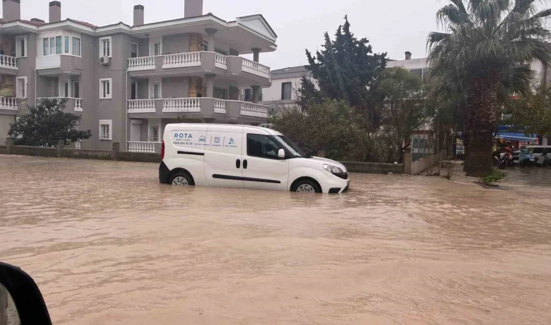 İzmir’in turistik ilçesi Çeşme’de öğle saatlerinde etkili olan sağanak yağış