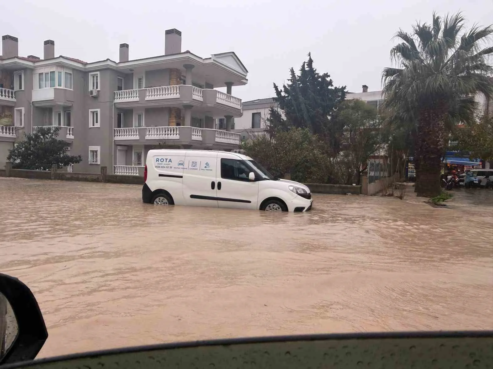 İzmir’in turistik ilçesi Çeşme’de öğle saatlerinde etkili olan sağanak yağış