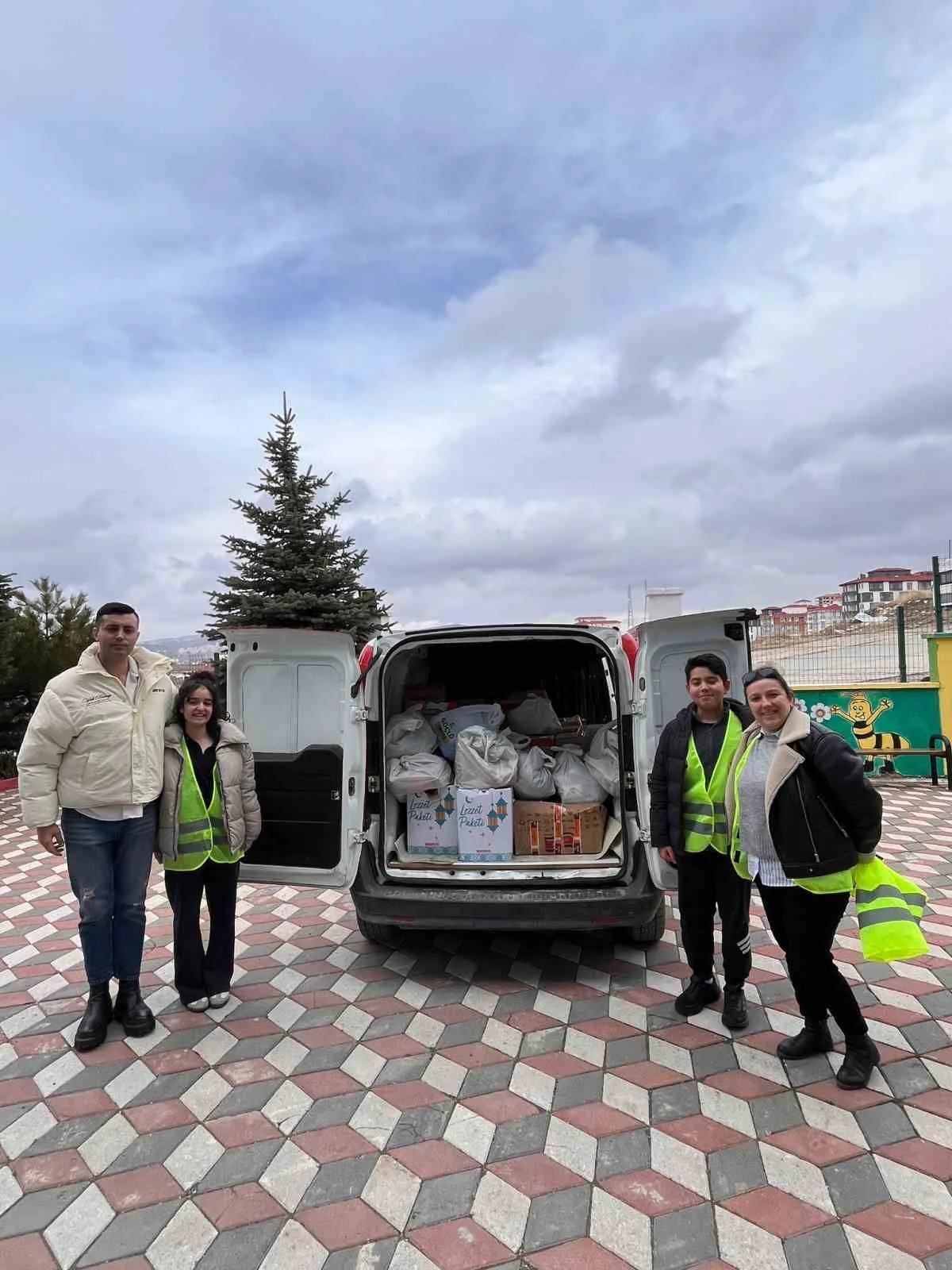 Yozgat Çözüm Koleji öğrencileri ‘İyilikte Yarışalım’ projesiyle askıda ekmek ve