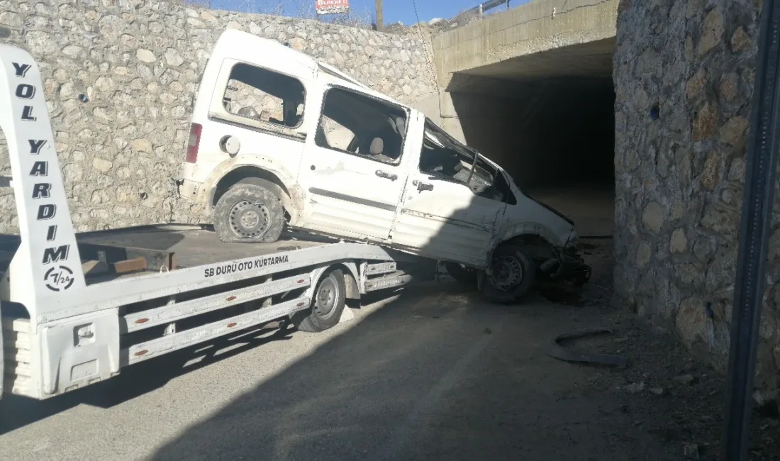 Isparta’da araç köprüden uçtu 3 kişi yaralandı Isparta–Konya karayolunda kontrolden çıkan hafif ticari araç köprüden alt geçide