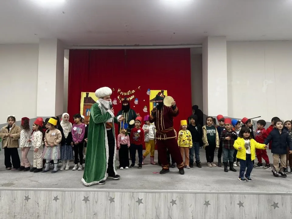 Kütahya’nın Çavdarhisar ilçesinde düzenlenen Hacivat, Karagöz ve Nasreddin Hoca gösterisi