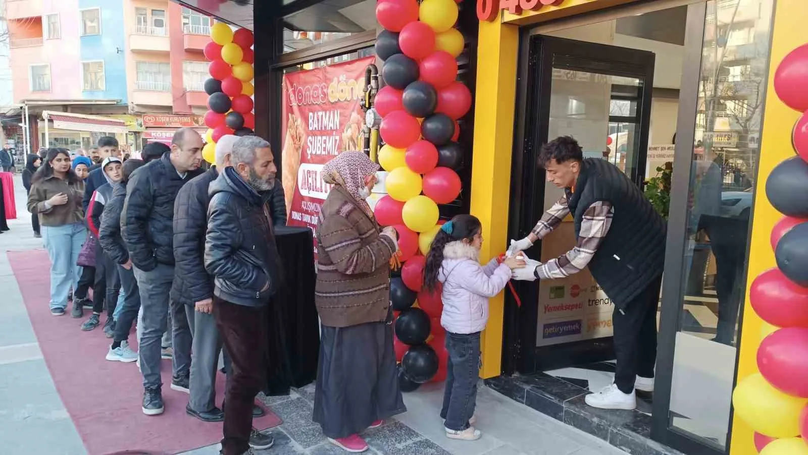 Batman’da açılan yeni dönerci, açılışa özel düzenlediği etkinlikte bin kişiye