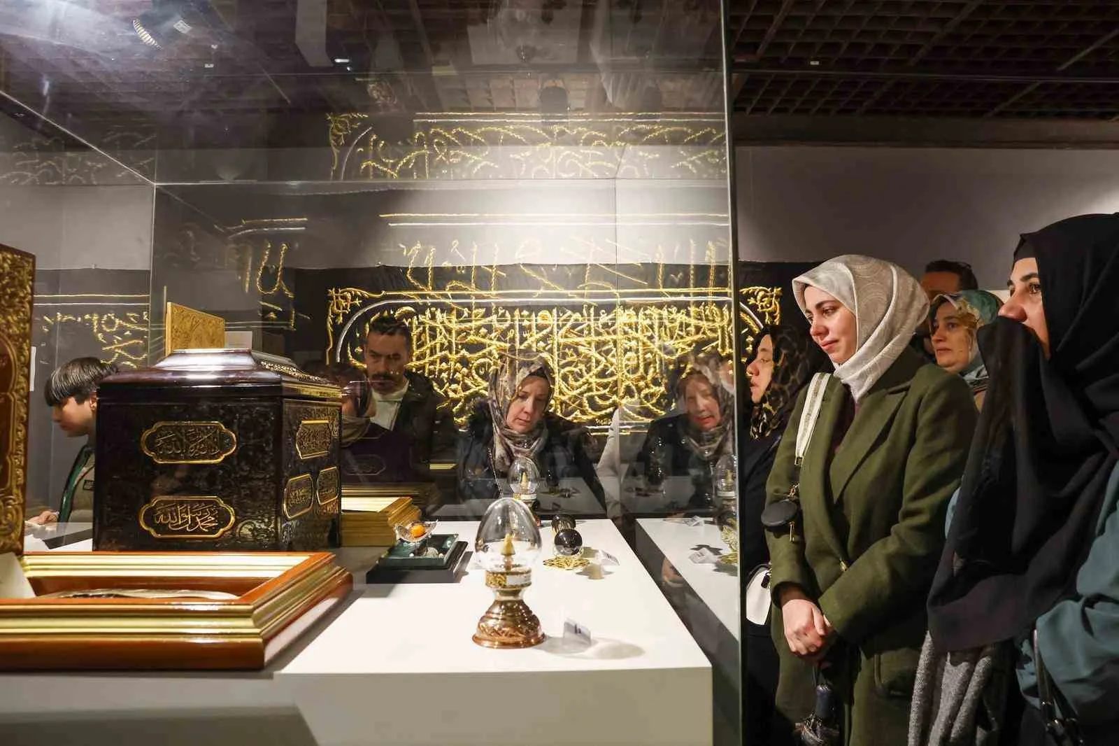Gaziantep’te Ramazan ayı dolayısıyla açılan Mukaddes Emanetler Sergisi vatandaşların yoğun