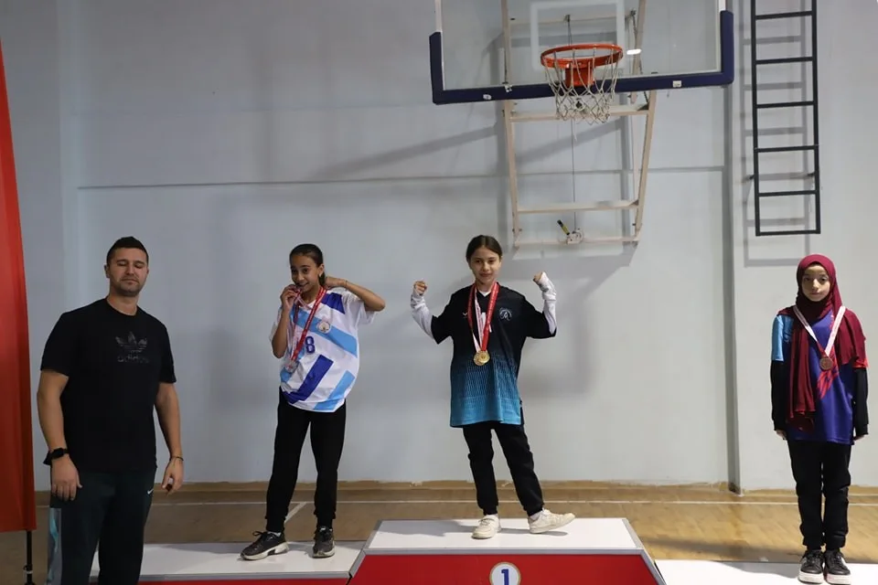 Kütahya’da düzenlenen Okullar Arası Küçükler Bilek Güreşi İl Birinciliği müsabakalarında