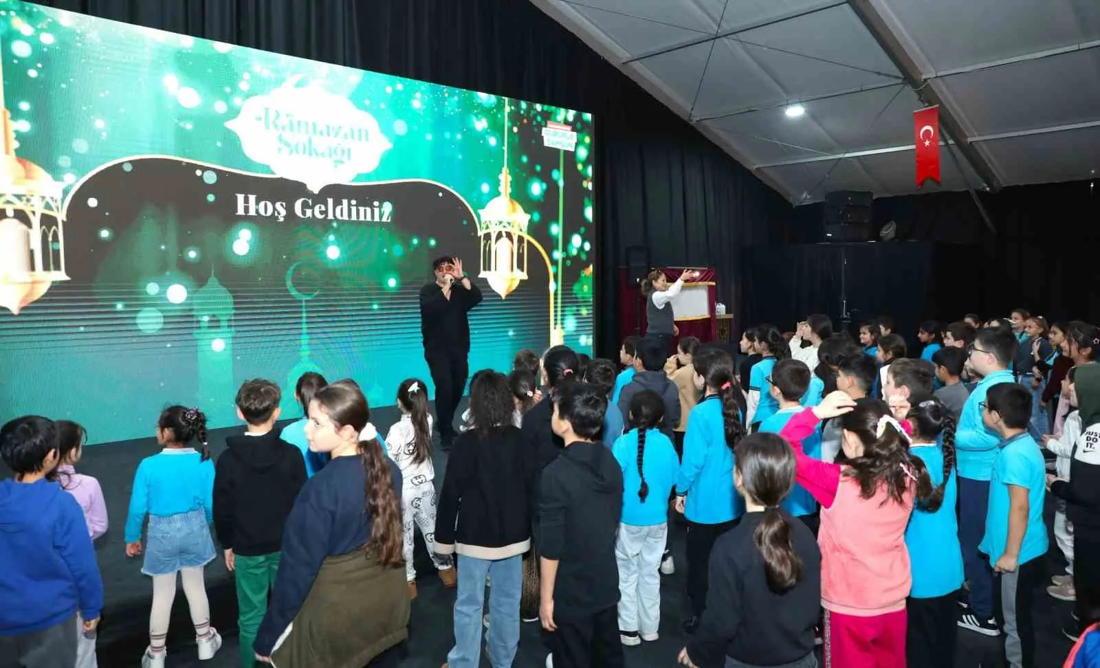 Samsun’da Cumhuriyet Meydanı’nda kurulan Ramazan Sokağı’nda düzenlenen bilim atölyeleri çocuklardan