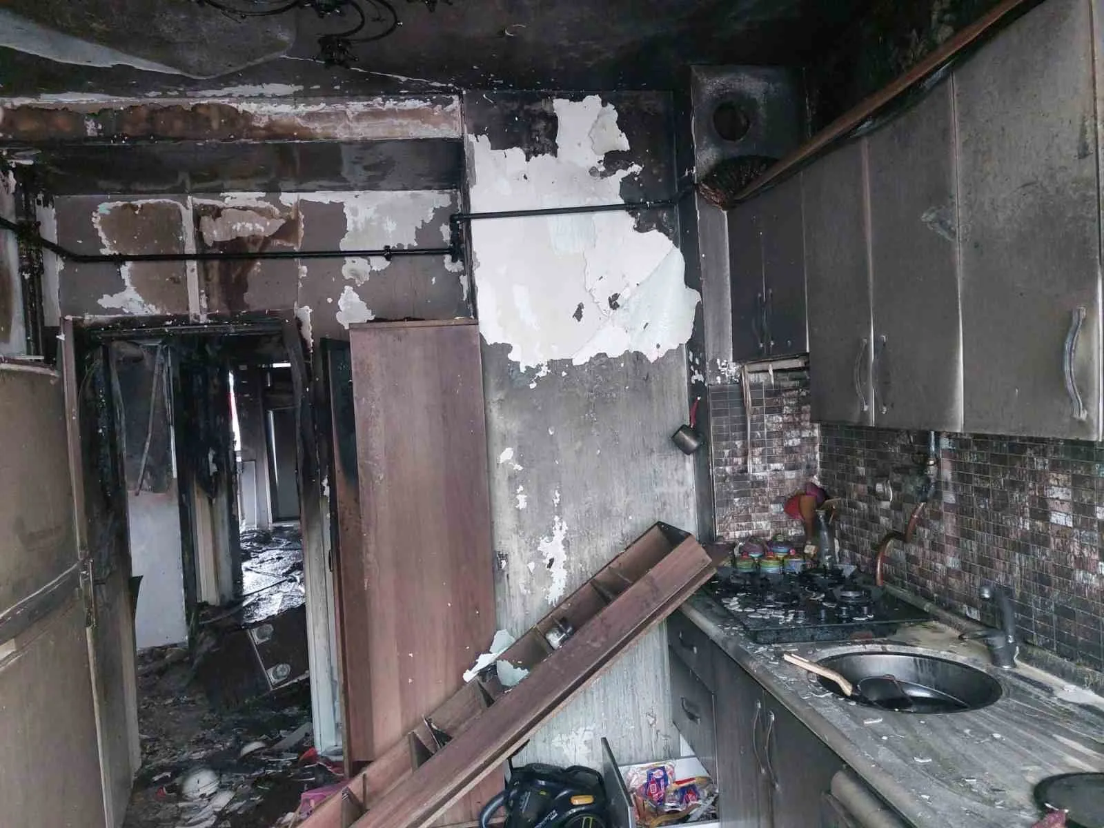 Samsun’un İlkadım ilçesinde çıkan yangında bir apartman dairesi tamamen yanarak