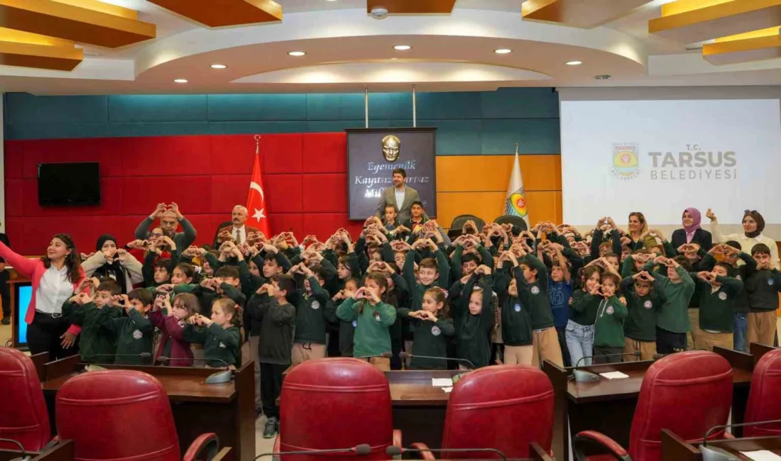 Mersin’in Tarsus ilçesinde ilkokul öğrencileri belediyeyi ziyaret ederek yerel yönetimlerin