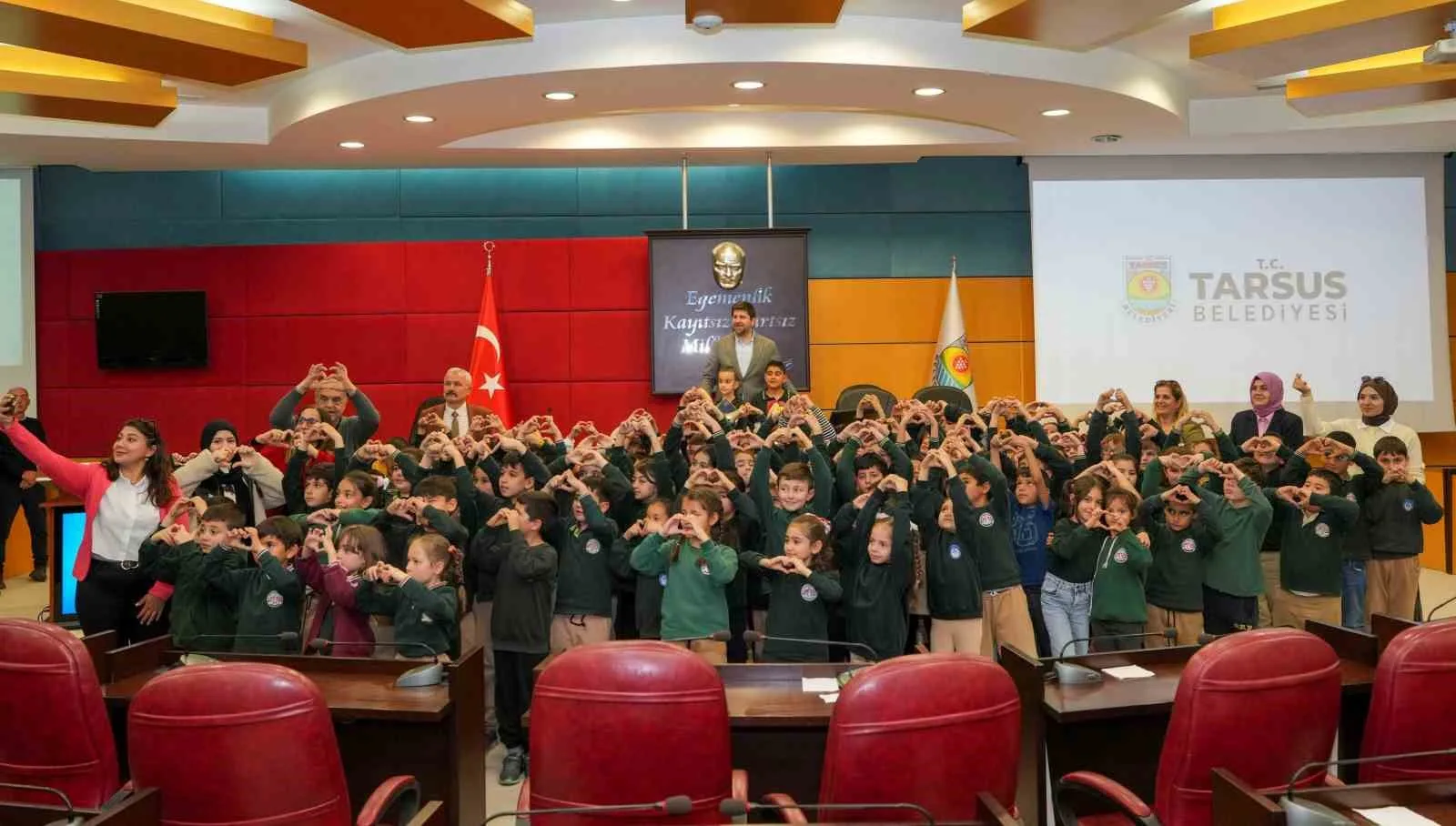 Mersin’in Tarsus ilçesinde ilkokul öğrencileri belediyeyi ziyaret ederek yerel yönetimlerin