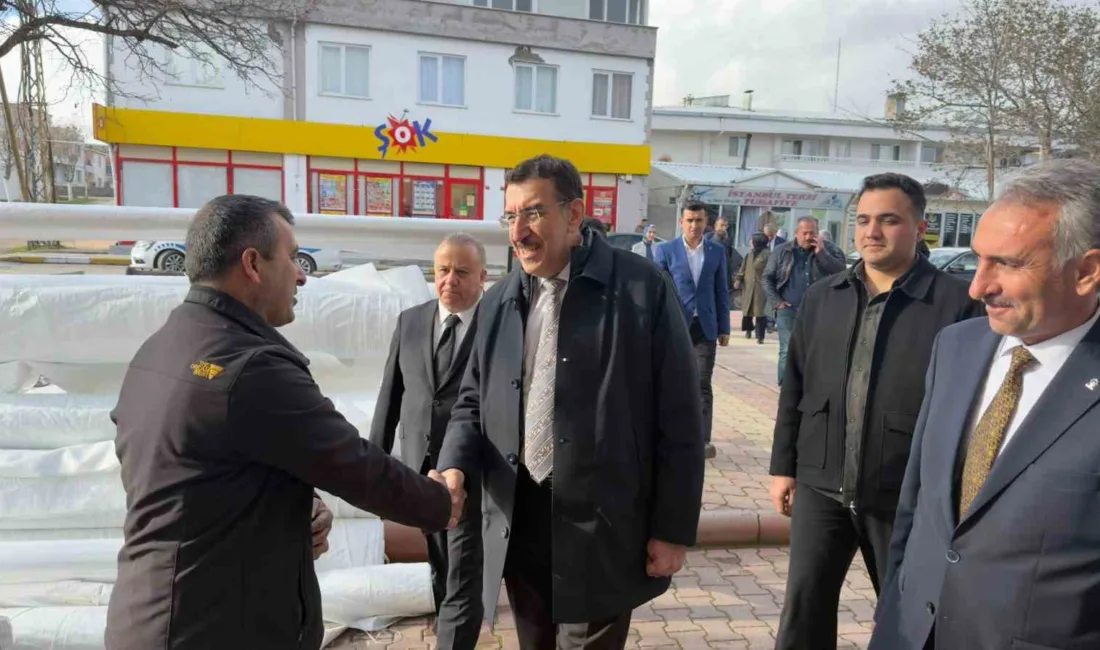 AK Parti Malatya Milletvekili Bülent Tüfenkçi, Arguvan’da gerçekleştirdiği ziyaretlerde esnafın