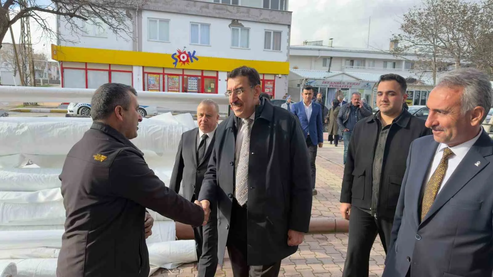 AK Parti Malatya Milletvekili Bülent Tüfenkçi, Arguvan’da gerçekleştirdiği ziyaretlerde esnafın