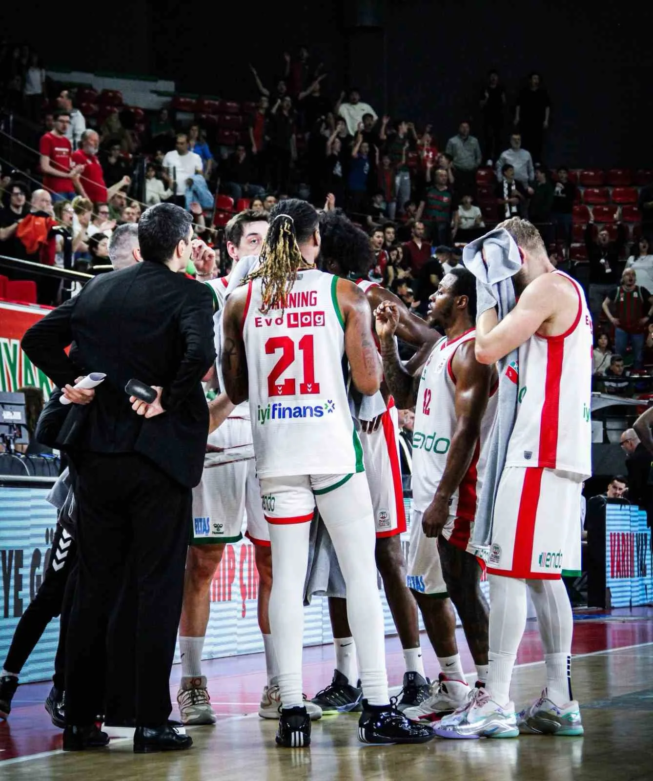 Karşıyaka Basketbol’da oyuncular, maaşlarının ödenmemesi nedeniyle antrenmana çıkmadı; kulüpte kriz