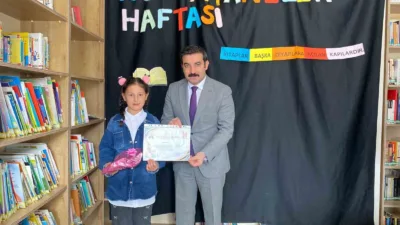 Arpaçay’da düzenlenen Kütüphane Haftası etkinliğinde en çok kitap okuyan öğrenciler