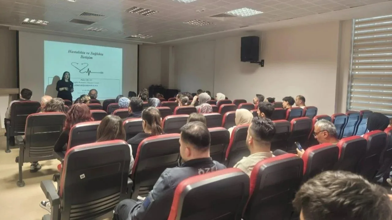 Ayancık Devlet Hastanesi’nde düzenlenen eğitimde sağlık çalışanlarına iletişim, empati ve